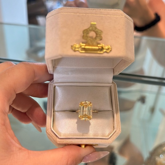 14K Gold Ring with Yellow Gemstone - Picture 2 of 6